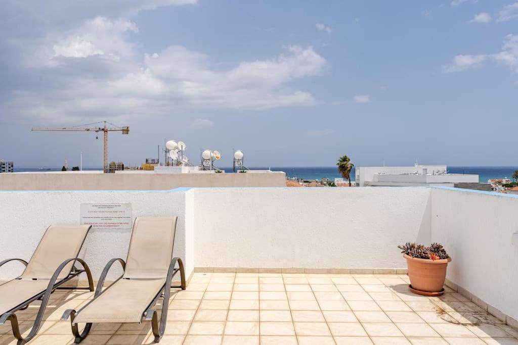 Carisa Downtown With Rooftop Pool 라르나카 외부 사진