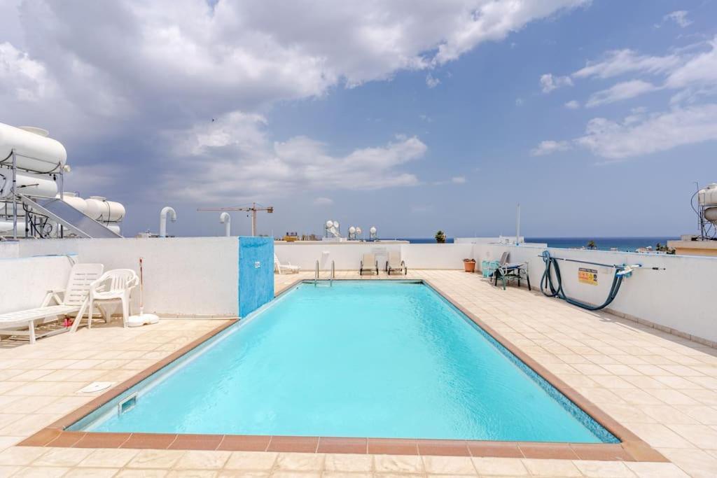 Carisa Downtown With Rooftop Pool 라르나카 외부 사진